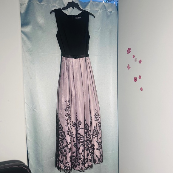 Black and white gown - Picture 1 of 4